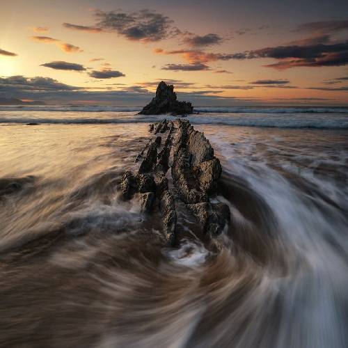 هیچ جا فرق نداره رنگ آسمونش منم هر جا باشم دلم واسه اونه